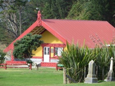 Maori in Neuseeland: geschnitztes Versammlungshaus an der Ostküste