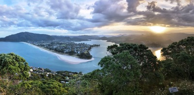 Neuseeland-Reisefuehrer: Sonnenuntergang bei Tairua (Mt Paku) in Coromandel