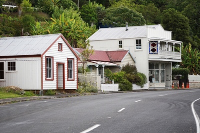 Northland-Tipps: Alte historische Häuser in Kohukohu beim Hokiangahafen