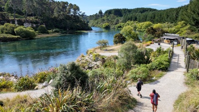 Reisefuehrer Taupo: der warme Otumuheke Stream beim Fluss Waikato