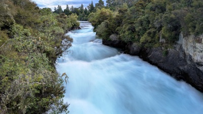 Reisefuehrer Taupo: wildes Flusswasser vor den Huka Falls