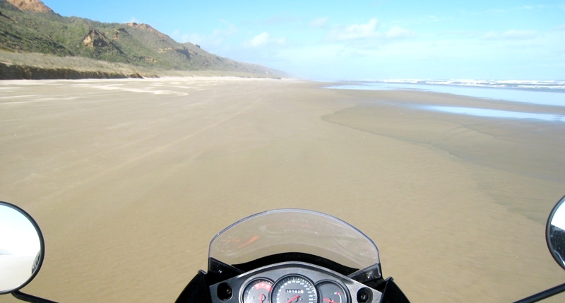 Mit dem Motorrad auf dem Strand in Neuseeland