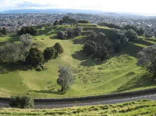 New Zealand Maori fortifications: One Tree Hill in Auckland