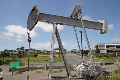 Taranaki travel tips - New Plymouth oil well