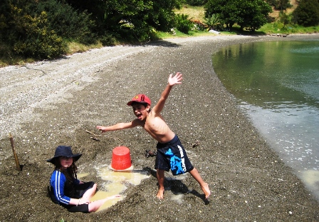 Neuseeland und Kinder: Spielen am Strand genügt